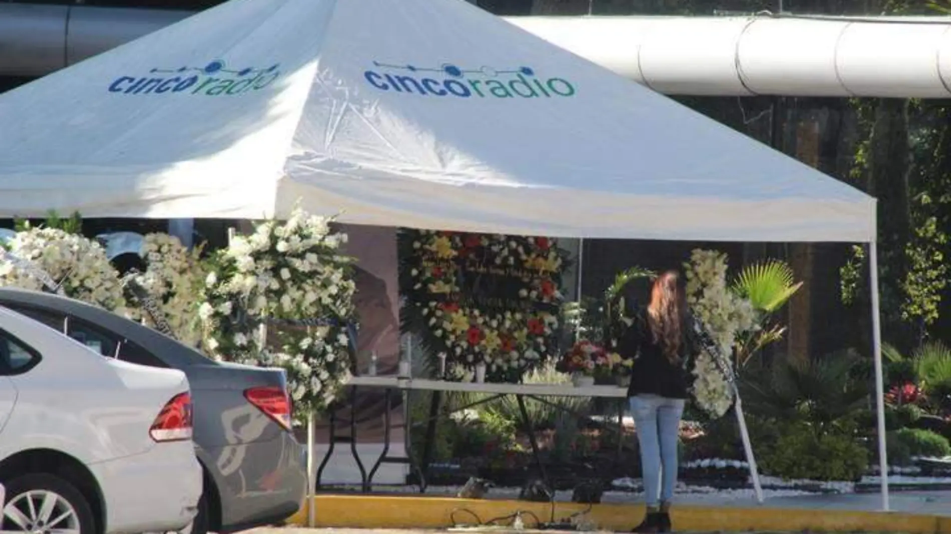 Tras el fallecimiento del periodista radiofónico Javier López Díaz, la empresa Cinco Radio colocó una carpa en sus instalaciones